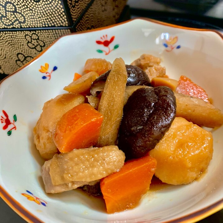 お煮しめ 鶏もも肉、椎茸、昆布の出汁だけで作る
